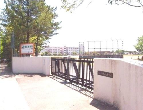 Junior high school. 1100m to Sendai Municipal Sakuragaoka Junior High School