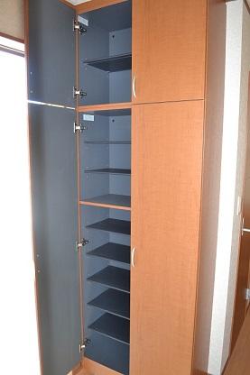 Entrance. Same specifications Shoes cloak