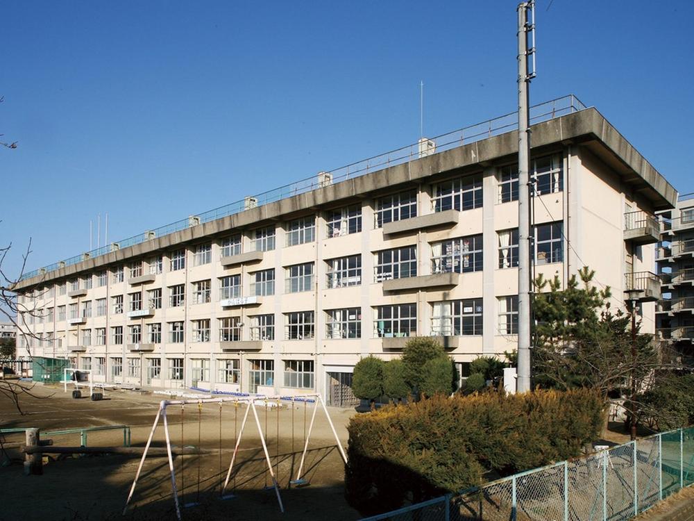 Primary school. 614m to Sendai Tatsuko cho Elementary School