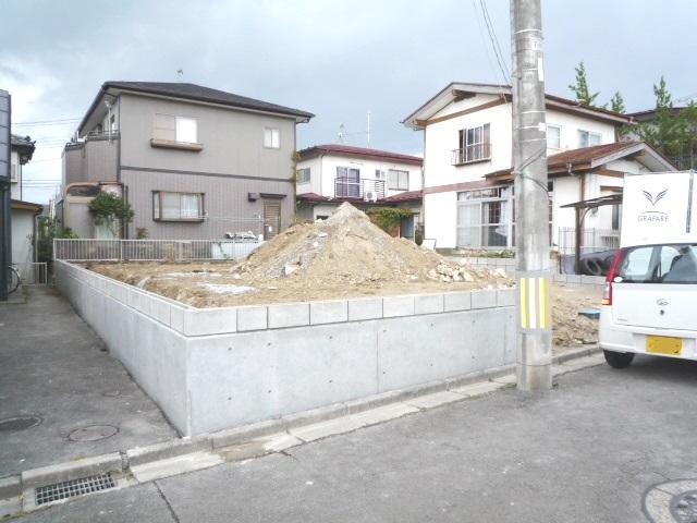 Local photos, including front road. Local (10 May 2013) Shooting