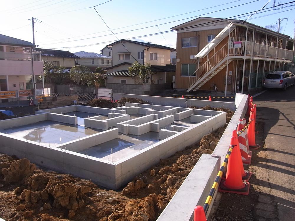 Local photos, including front road. Building A / Corner lot yang per good!