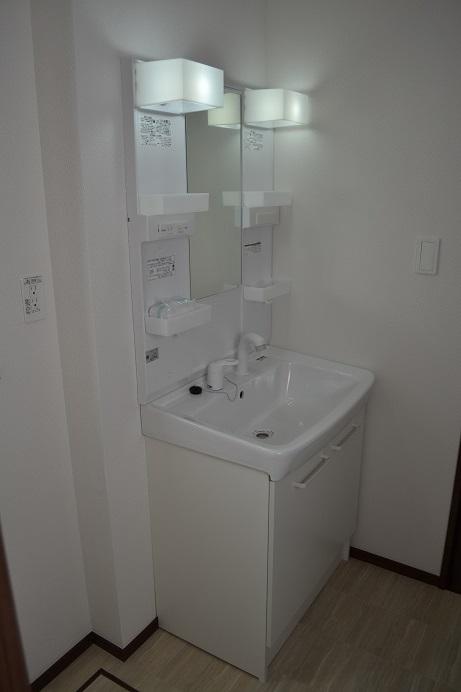 Wash basin, toilet. Same specifications Wash basin