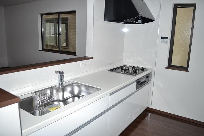 Same specifications photo (kitchen). Same specifications Quiet sink has greatly reduce the sound and tableware sound around the splashing of water fitted with a damping material on the back side of the sink bottom. Also Serapaneru is wallpaper material of antibacterial specifications clean keep the kitchen wall with a simple care (^ 0 ^) / Water purifier on earth