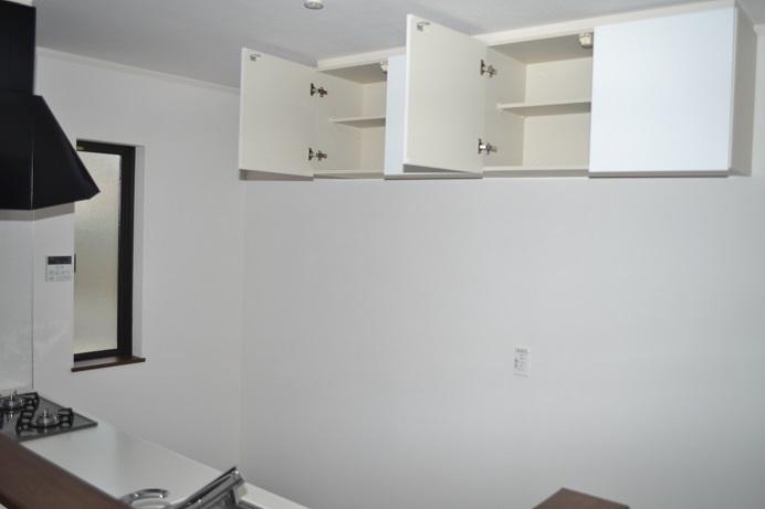 Same specifications photo (kitchen). Same specifications Quiet sink has greatly reduce the sound and tableware sound around the splashing of water fitted with a damping material on the back side of the sink bottom. Also Serapaneru is wallpaper material of antibacterial specifications clean keep the kitchen wall with a simple care (^ 0 ^) / Water purifier on earth