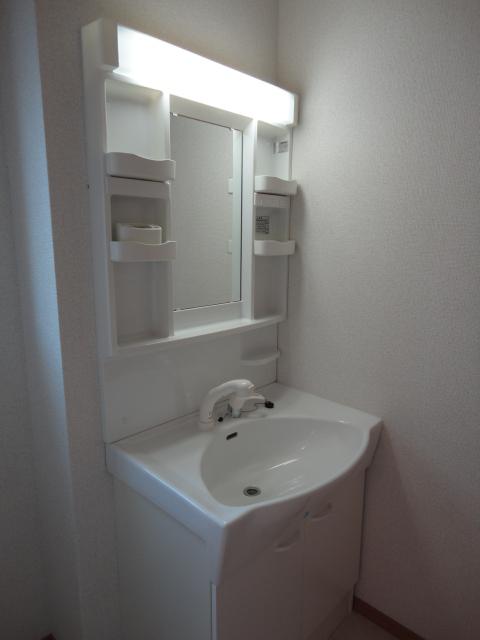 Wash basin, toilet. Indoor (12 May 2013) Shooting