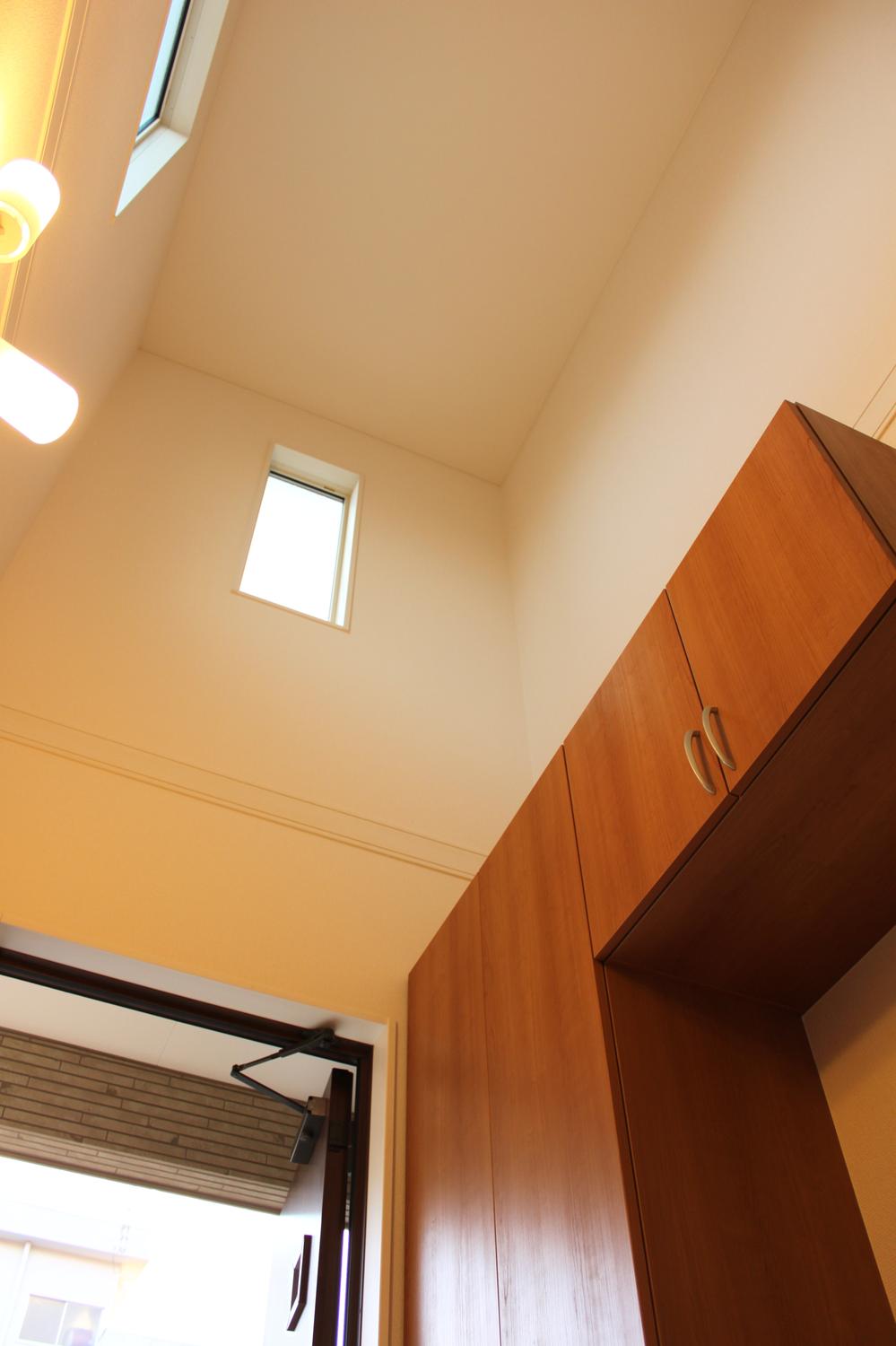 Same specifications photos (Other introspection). Entrance atrium same specification example