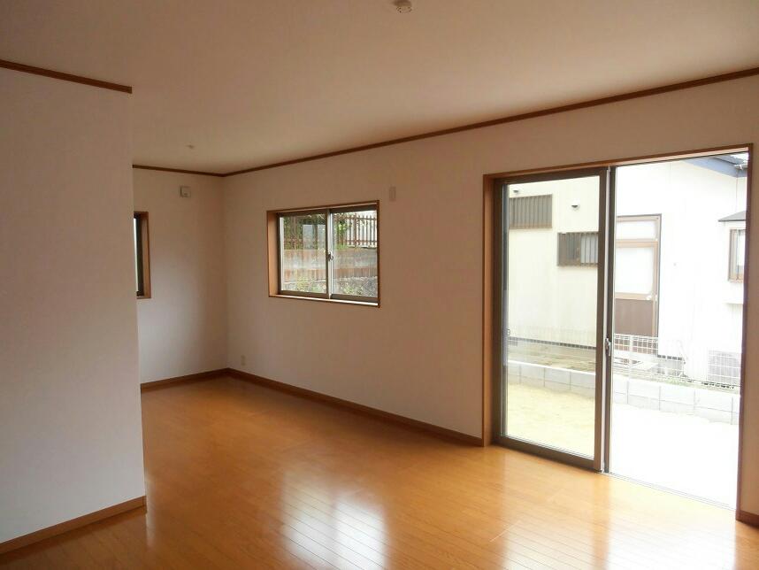 Living. ☆ Specifications Photos ☆