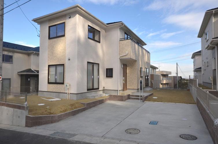 Local photos, including front road. 18 Building Preview available