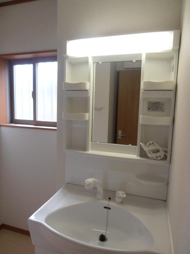 Wash basin, toilet. ● same specifications ●