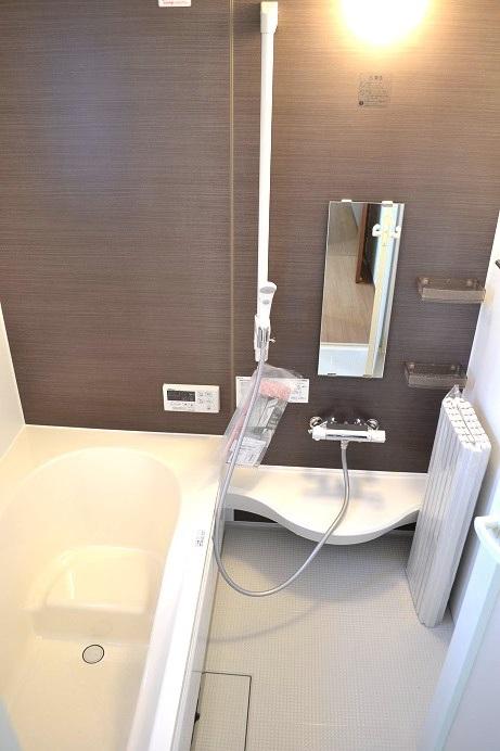 Same specifications photo (bathroom). Support armrest, Support flange, When Ya rises, It is easy to grasp shape when in and out of the bathtub. Clean wall insulation dirt hardly marked with scratches. And rust worry does not have any. It does not leave a big water droplets