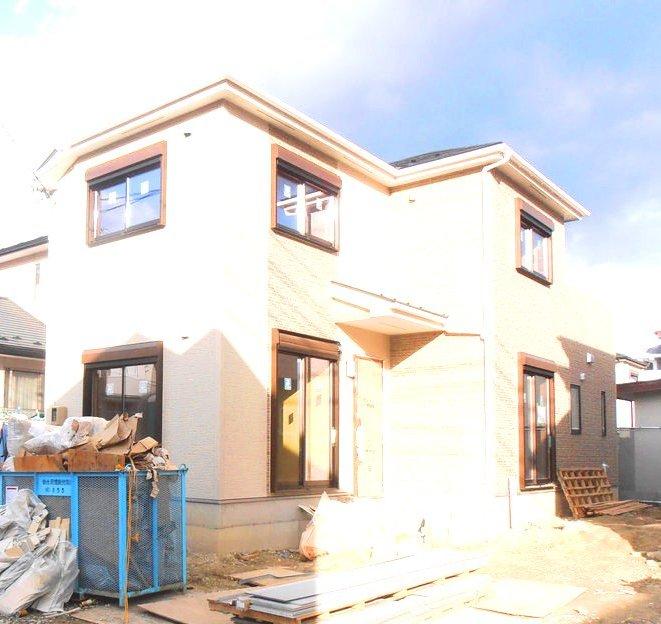 Local photos, including front road. (3) Building: local (11 May 2013) Shooting