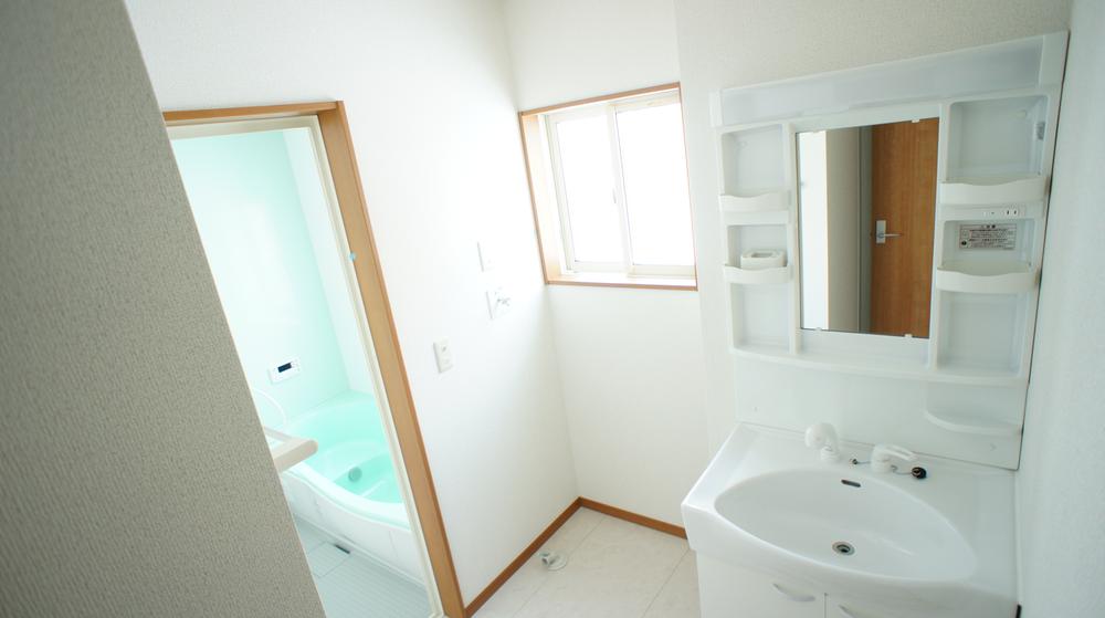 Wash basin, toilet. Same specifications Photos