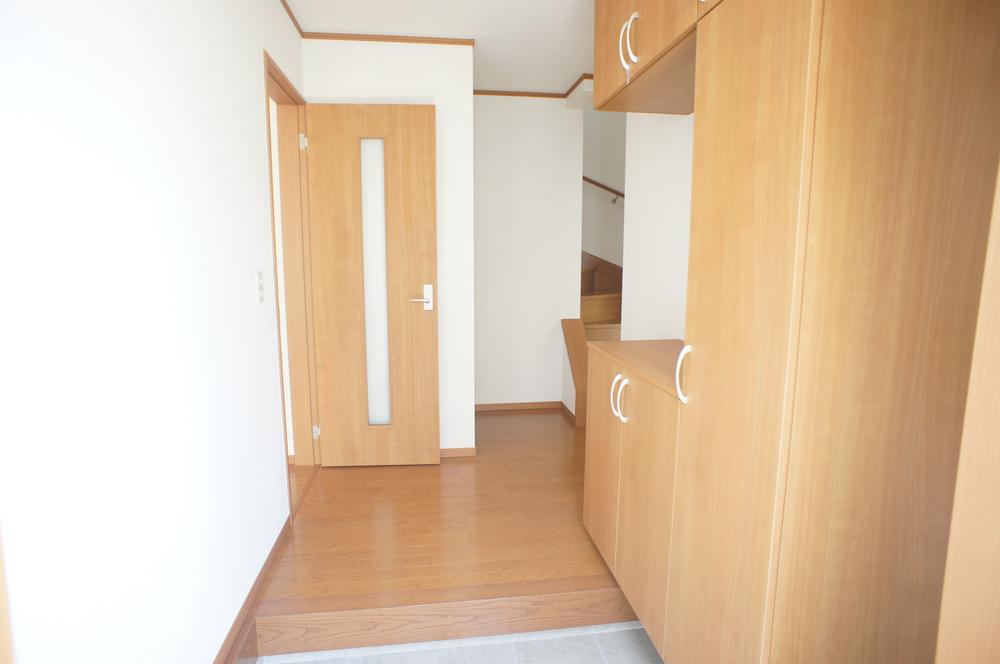 Entrance. Same specifications Photos