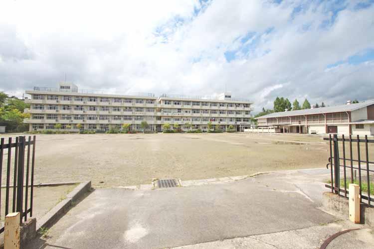 Primary school. Kabira to elementary school 900m