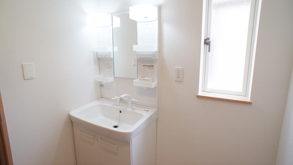 Wash basin, toilet. Same specifications Photos