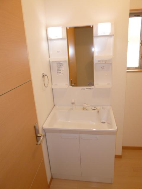 Wash basin, toilet.  ☆ Same specifications ☆