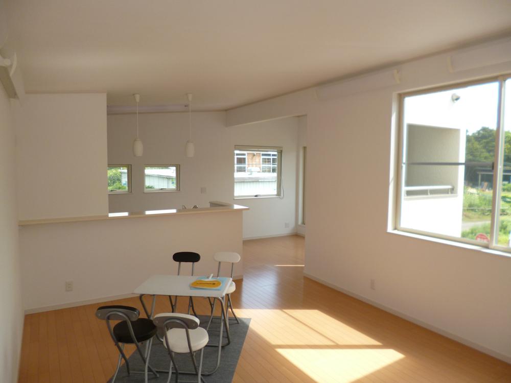 Living. 2F of the living room is bathed in bright sunshine