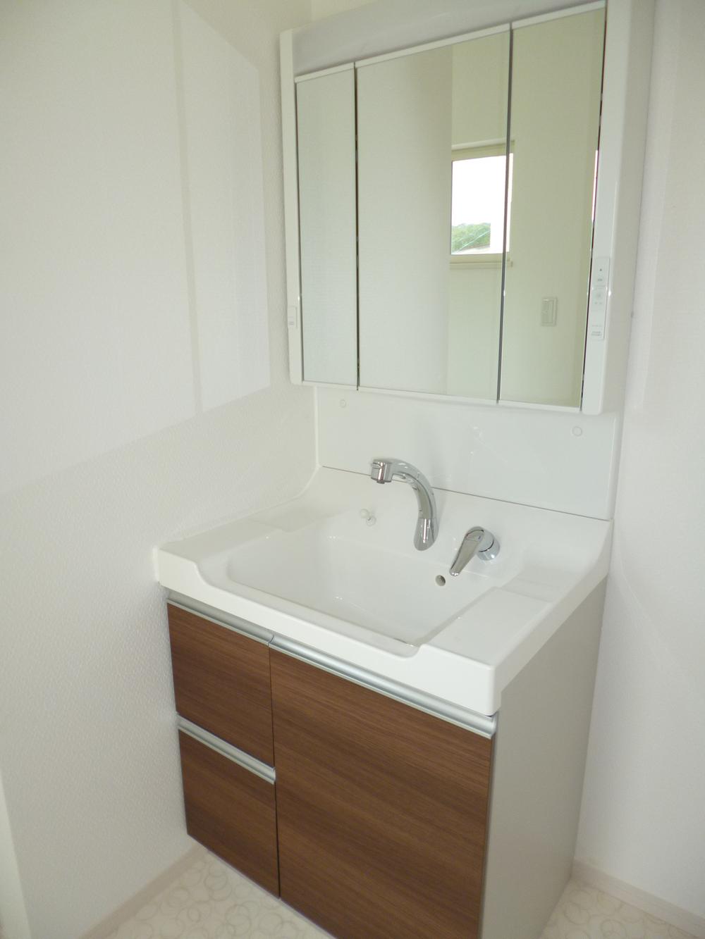 Wash basin, toilet. Room (August 2013) Shooting