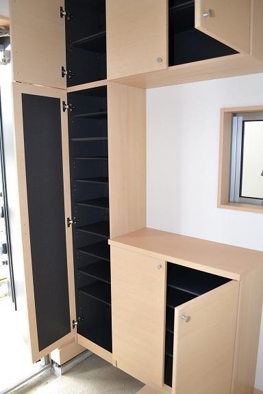 Entrance. Same specifications Shoes cloak