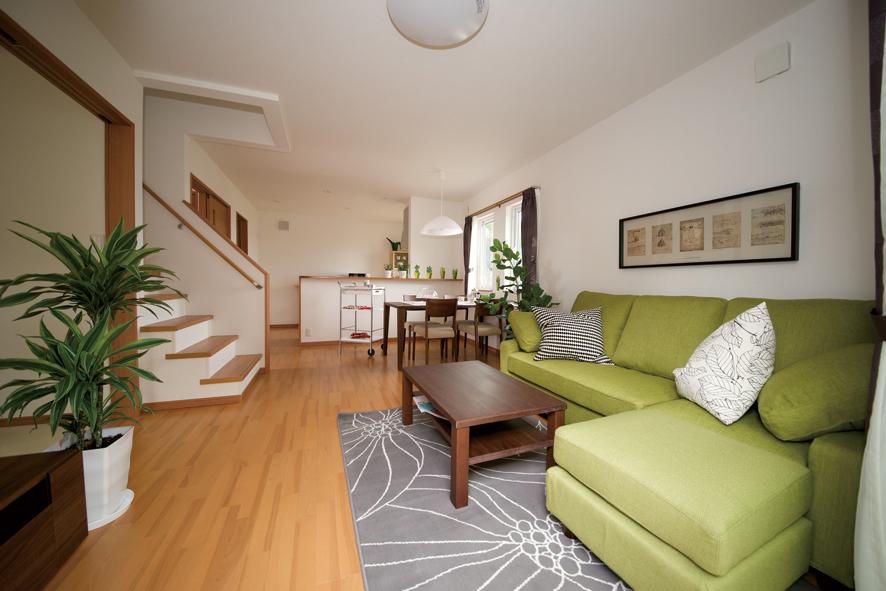 Large space of 15.5 tatami appropriate to place of relaxation is LDK. Also happy living stairs to foster communication. Wash room in the kitchen back, Bathroom continues, Also housework smooth (November 2013) Shooting