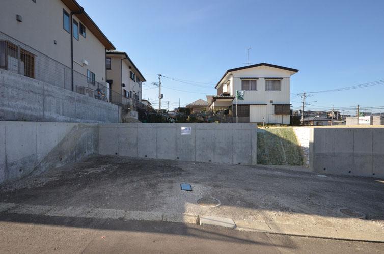 Local photos, including front road. Subway "Asahigaoka" station walk about 8 minutes