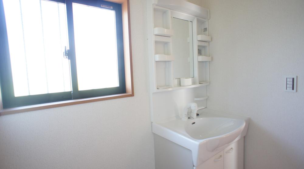 Wash basin, toilet. Same specification example