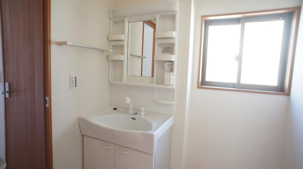 Wash basin, toilet. Same specification example