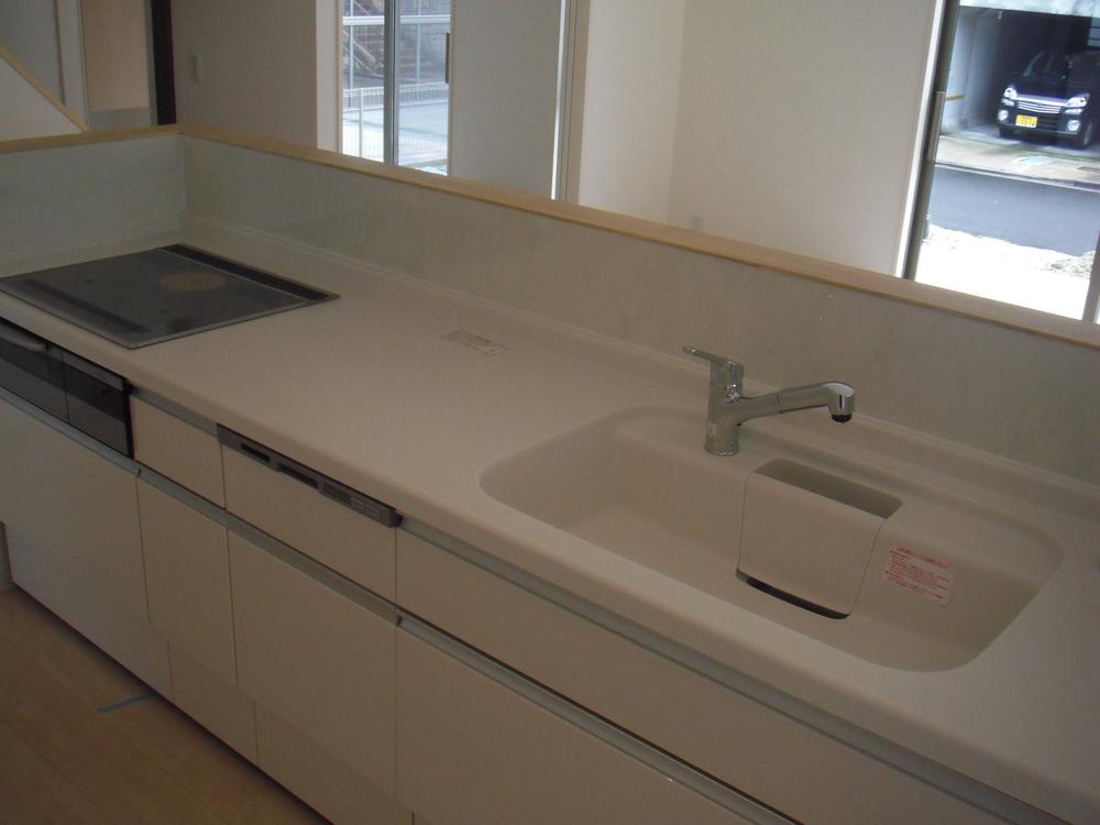 Kitchen. Indoor (July 2013) shooting the popular island type of kitchen. Also equipped with automatic dishwashers.