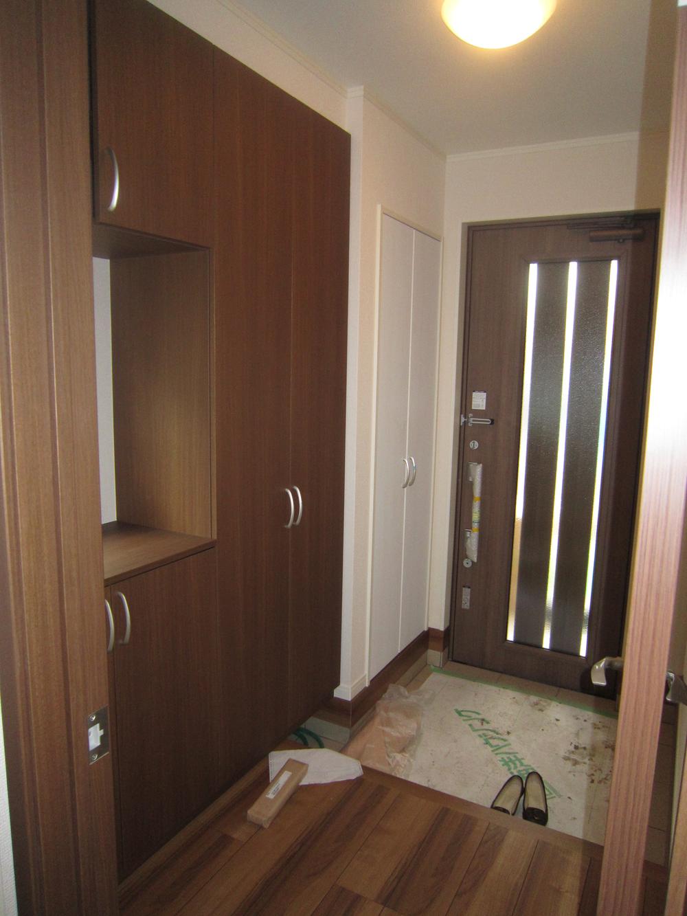 Entrance. Large entrance cabinet