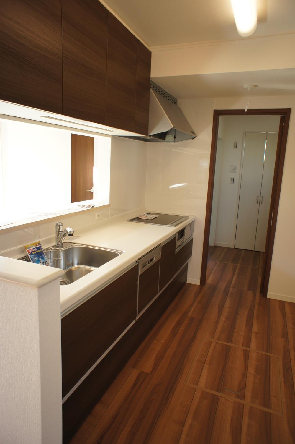 Kitchen. Dishwasher ・ Artificial marble top ・ Shower hose washing