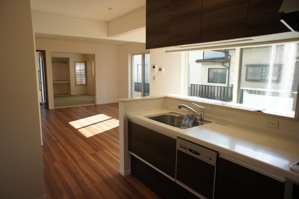 Kitchen. Dishwasher ・ Artificial marble top ・ Shower hose washing