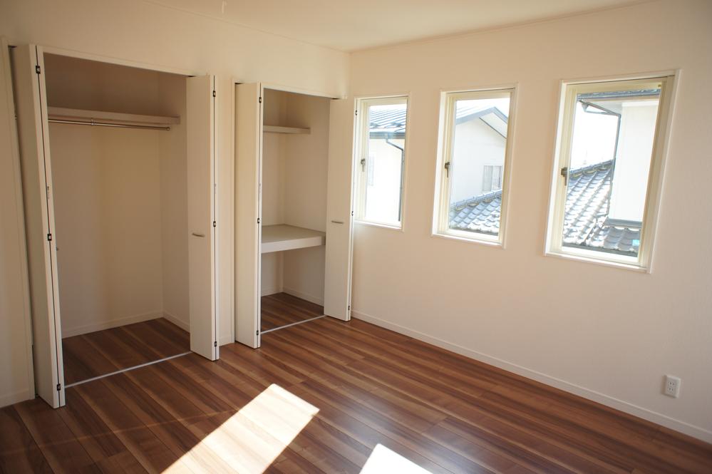 Non-living room. Flooring use of wax-free. Scratch hardly luck !!