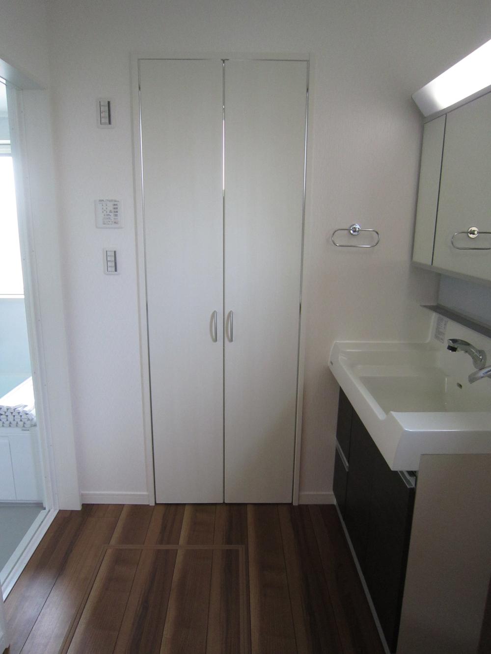 Wash basin, toilet. Mirror cabinet. Three-sided mirror