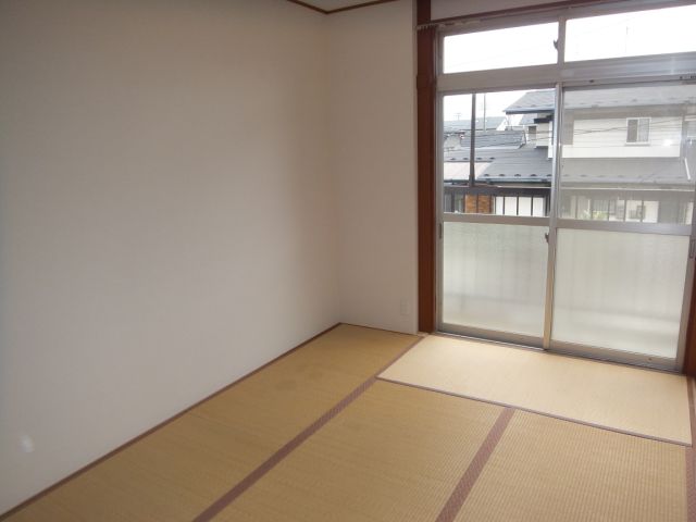 Living and room. Is 6 Pledge of Japanese-style room on the south side. Pat also tatami of Omotegae ~