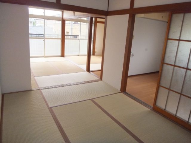 Living and room. It is spacious. It will photograph the sliding door has not yet entered.