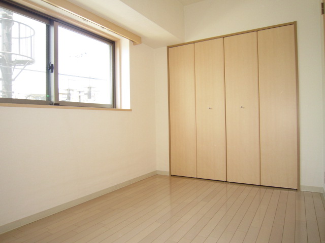 Living and room. Room flooring, It is a corner room