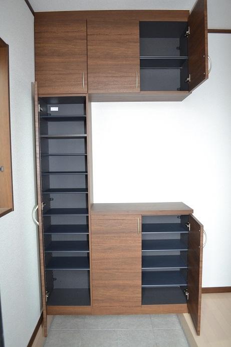 Entrance. Same specifications Shoes cloak