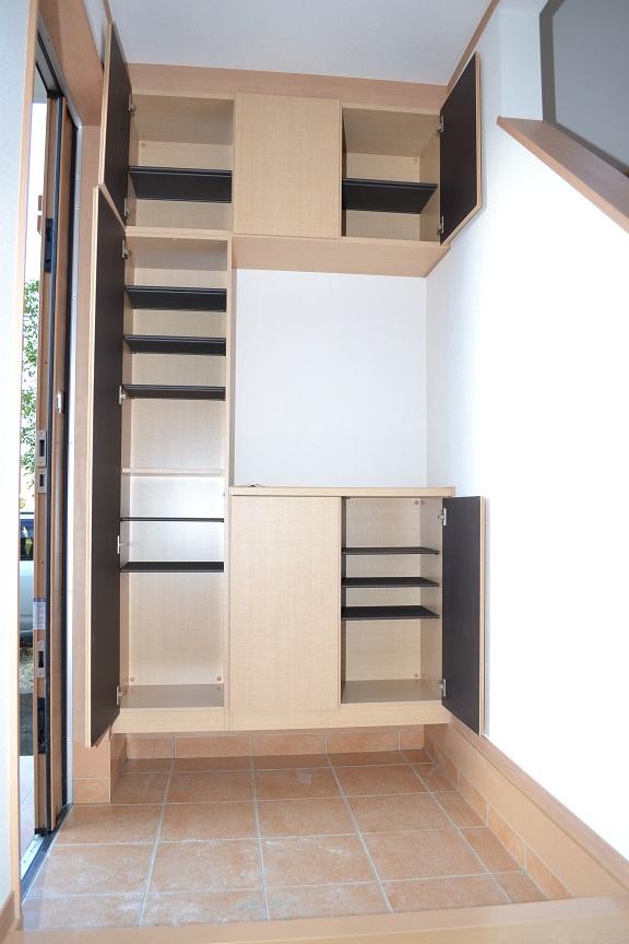 Entrance. Same specifications Shoes cloak