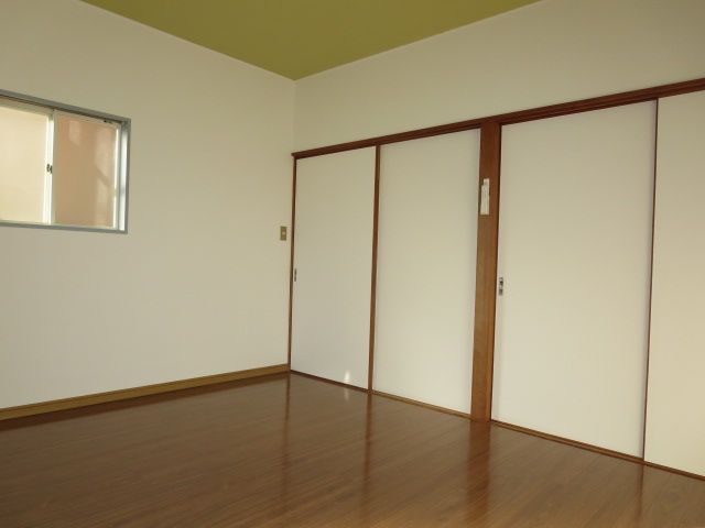 Living and room. It is a corner room. The window is located on the three sides.