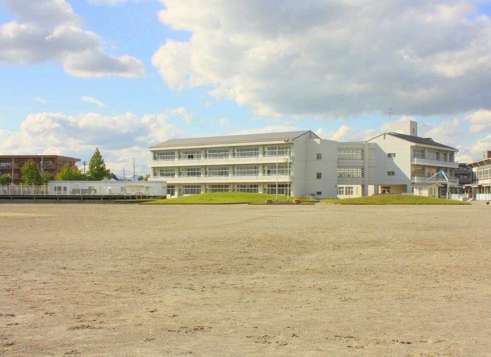 Junior high school. 930m to Sendai Tatsutako junior high school