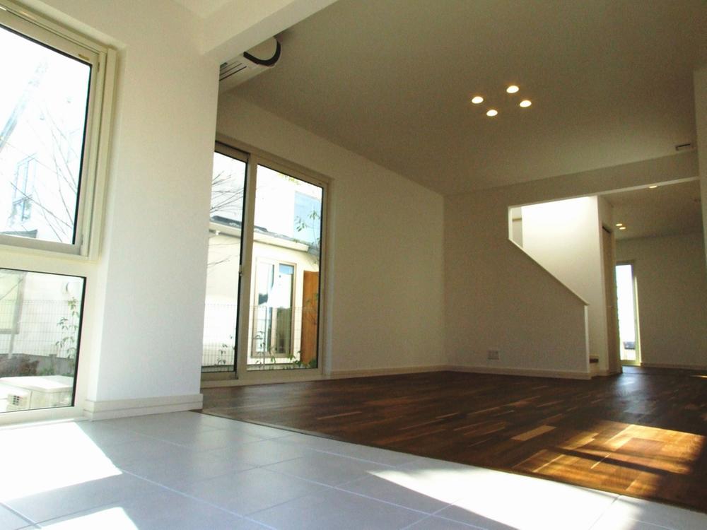 Living. Winter Garden Komu takes a light plenty. As part of the San room and living room, Space that can versatile name usage.   Indoor (11 May 2013) Shooting