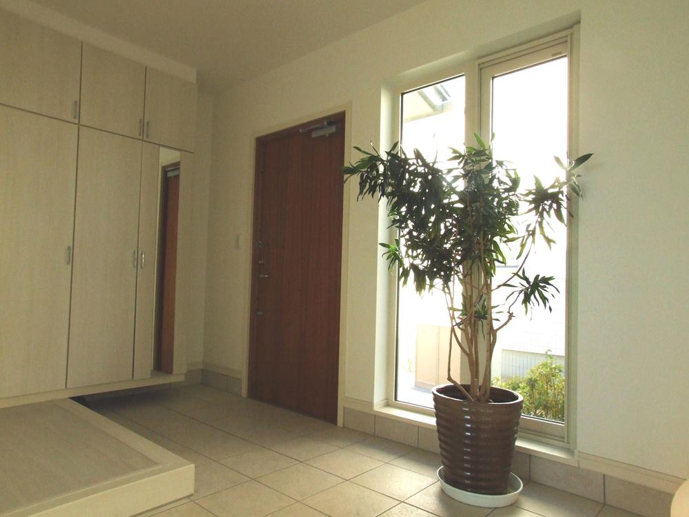 Entrance. Entrance with a stylish Doma. You can move freely and kitchen.  Indoor (11 May 2013) Shooting