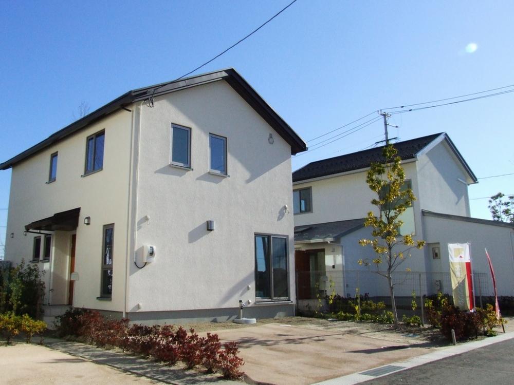 Local appearance photo. Solar power generation systems and ENE-FARM, Smart meter, HEMS (Hemusu), Storage battery or electric vehicle is installed, Also capable of self-energy in the event of a disaster (2013 November shooting, The front is No. , Right next to No.