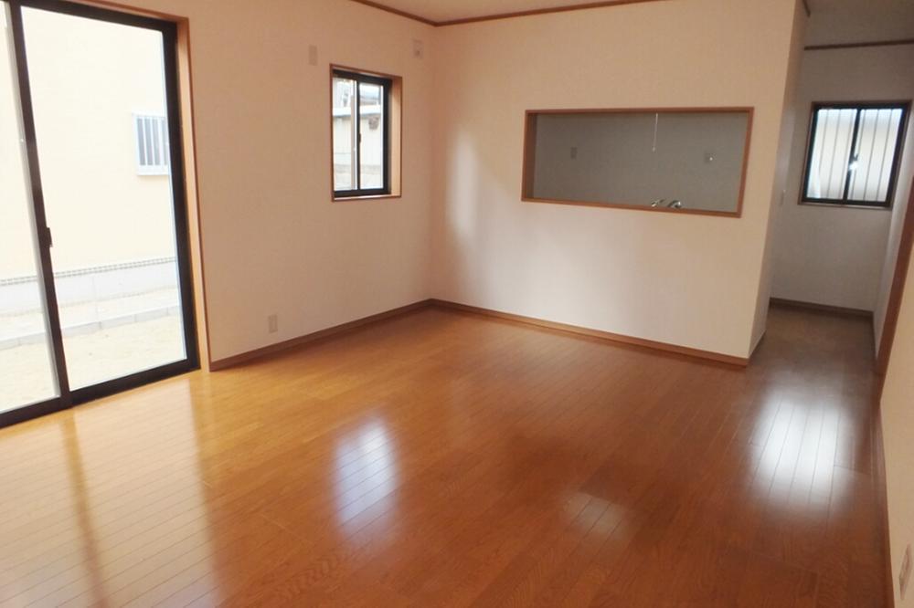 Living.  ☆ Specifications Photos ☆