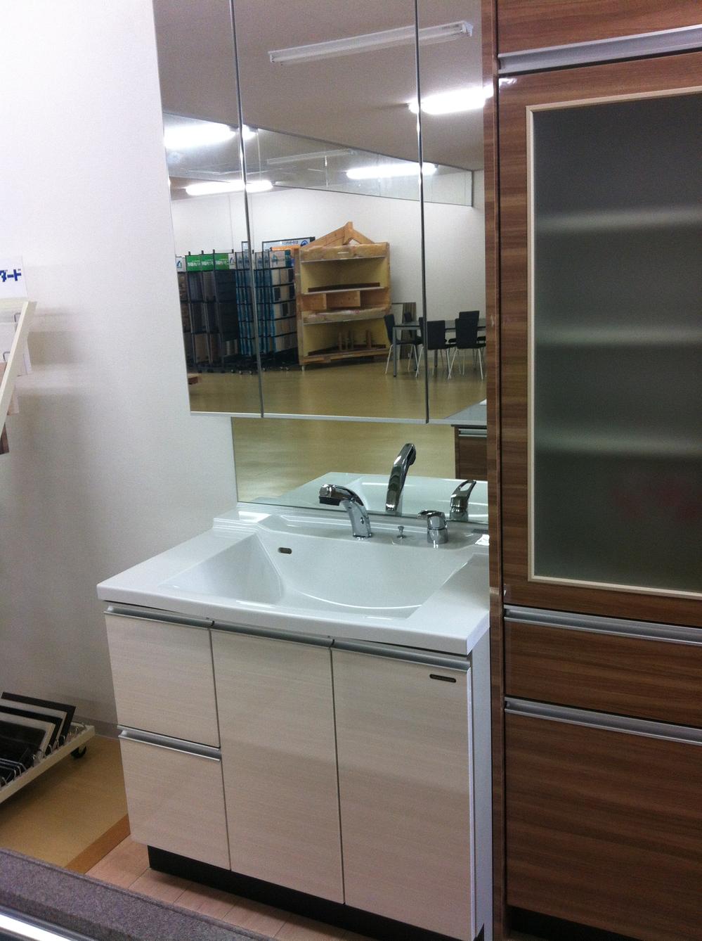 Wash basin, toilet. Takara Standard made vanity abundant storage capacity behind the three-sided mirror is able to adjust the small children also groomed in pride ※ The photograph for the model photo, Different from the one that is actually installed