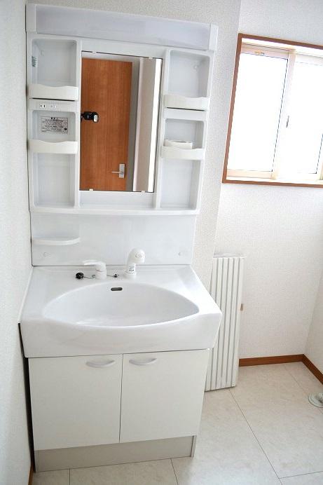 Wash basin, toilet. Same specifications Ceramic surface ball, Hose internal organs type of lift-up faucet, Base cabinet stuck to the usability, Storage shelves can be changed in height by a removable (^ 0 ^) /