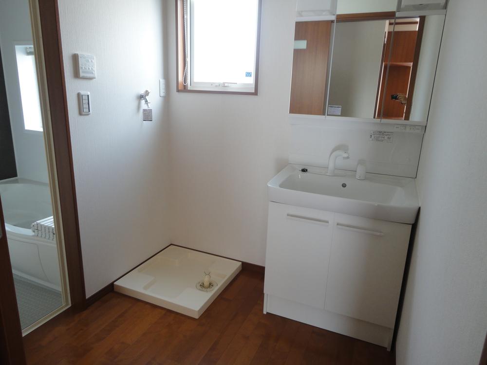 Wash basin, toilet. Building B