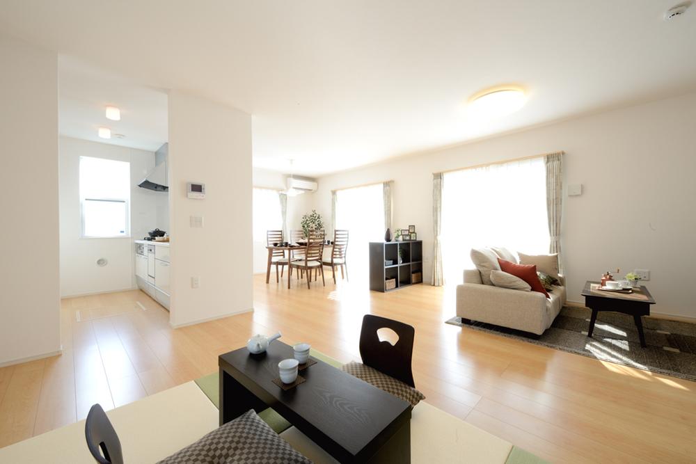 Same specifications photos (living). Living in face-to-face in the kitchen