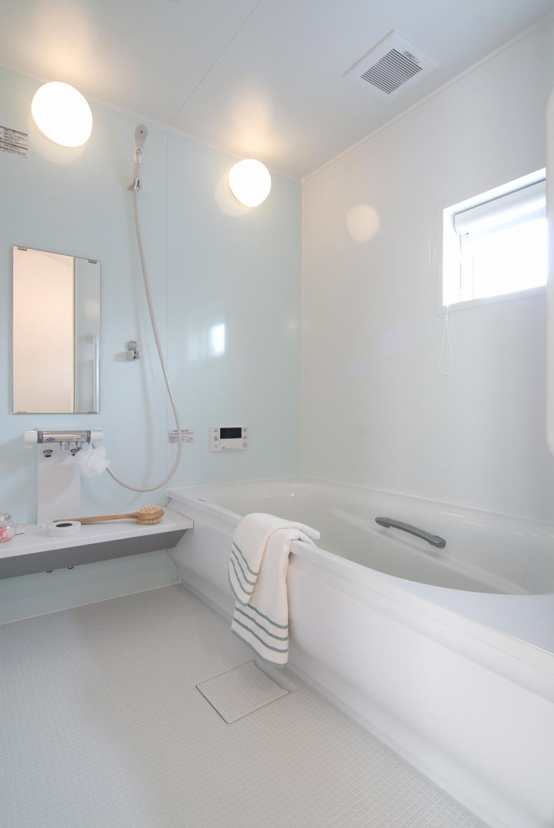 Same specifications photo (bathroom). Sazana of TOTO Hot water in the bathtub has become to cold hard structure in thermos bath.