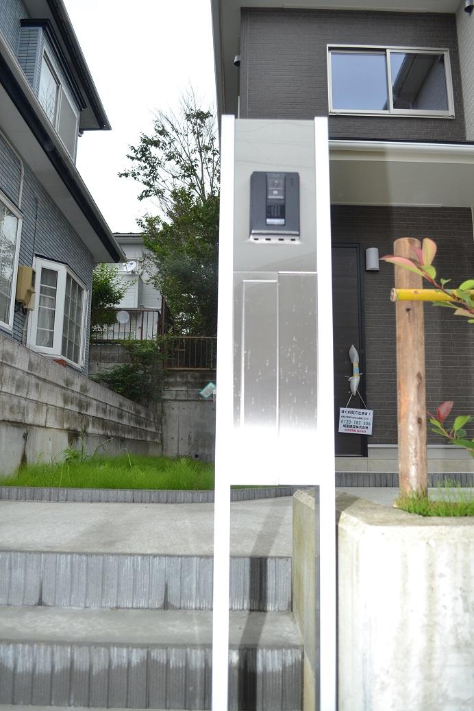 Entrance. Same specifications